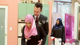 Kızının Bastırılmış Arzuları, Babasının Oral Zevki Ve Büyük Poposuyla Yerine Getiriliyor