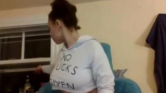 Kalın Siyah Güzellik, Web Kamerasında Kendini Tatmin Ediyor