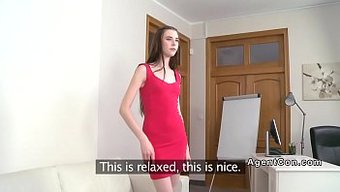 Uzun Saçlı Minyon Esmer Kız, Yoğun Oral Ve Ilişki Için Seçmelere Katılıyor