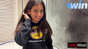 Genç Kız Katty West, Erkek Arkadaşının Arkadaşıyla Balkonda Samimi Oluyor