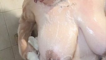 Büyük Göğüslü Genç Bir Kadın Duşun Tadını Çıkarıyor Ve Kendini Tatmin Ediyor