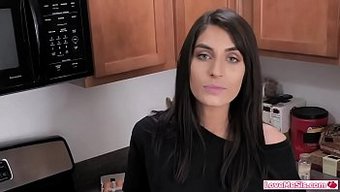 Esmer Üvey Kız Kardeş, Kira Parası Için Üvey Erkek Kardeşine El Işi Ve Sakso Çekiyor