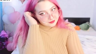 Üniversiteli Kızı Kışkırtmak, Iç Çamaşırıyla Kıvrımlarını Sergiliyor