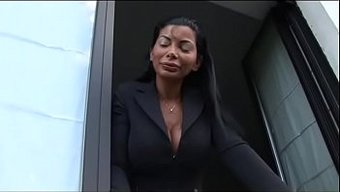 Sıcak Milf'Ler Vol. 36'Da Genç Erkekleri Arıyorlar