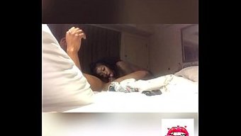 Afrikalı-Amerikalı Kadın Tatmin Edici Bir Derin Boğaz Veriyor Ve Büyük Siyah Yarrağın Kremsi Yüzüne Boşalıyor