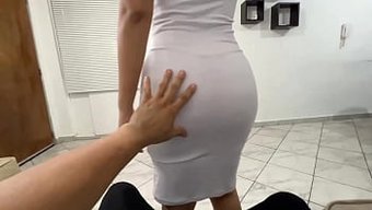 Üvey Anne, Üvey Oğluna Duygusal Bir Dans Performansıyla Poposunu Sallama Sanatını Öğretiyor