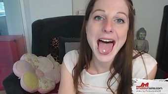 Alman Kız Istekli Bir Şekilde Amatör Yarrağın Spermini Alıyor