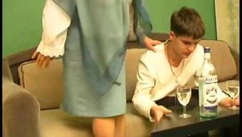 Çoraplı Tüylü Anne Oğlunun Arkadaşıyla Sikişiyor