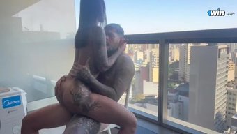 Esmer Güzel, Yüksek Topuklu Ayakkabılarla Bdsm Cowgirl Rol Oyununun Tadını Çıkarıyor