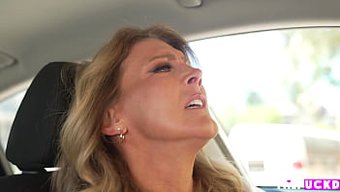 Büyük Aletli Yurt Oda Arkadaşı, Olgun Kadının Dikkatini Çekiyor.