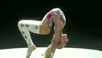 Avrupalı Bir Tatlı, Mizahi Bir Dans Videosunda Küçük Varlıklarını Sergiliyor