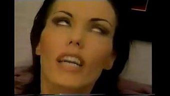 Nancy Vee'Nin Dildo Ile Derin Anal Penetrasyonu