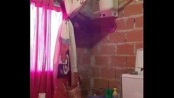 Orta Yaşlı Latin, Web Kamerasında Kıllı Arkasını Sergiliyor