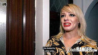 Yaşlı Sarışın Kadın April Paisley, Sadece Bir Fincan Kahveden Daha Fazlasını Sunuyor