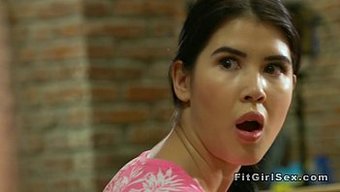 Katy Rose'Un Atletik Yetenekleri Hardcore Antrenmanda Sergileniyor