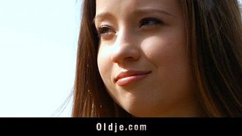 Olgun Bir Adam, Genç Bir Kızı Açık Havada Seks Için Baştan Çıkarıyor