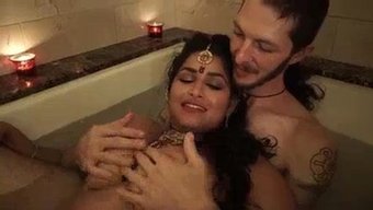 Desi Kız, Chudai Videosunda Büyük Siyah Yarrağıyla Baştan Çıkarıyor