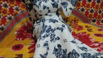 Beyaz Elbiseli Hint Ev Kadını, Eşi Tarafından Orgazma Kadar Sikişiyor Ve Sikişiyor