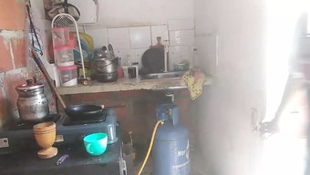 Üvey Abisinin Sert Seks Yapması, 18'Lik Hintli Kızı Tatmin Ediyor