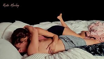 Gerçek Çiftler Samimi Ve Tutkulu Bir Şekilde Sevişiyorlar - Kate Marley