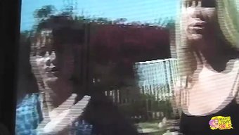 Iki Dolgun Göğüslü Bebekle Açık Hava Lezbiyen Sahnesinde Parmaklama Ve Dildo Oyunu