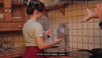 Üvey Kuzenlerin Bir Evi Paylaşması, Beklenmedik Yakınlaşmalara Yol Açabilir.