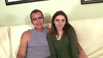 Genç Esmer, Şeker Baba Aksiyonu Alıyor, Tıraşlı Amın Sıcak Bir Sahnesiyle.