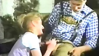 Azgın Siyah Avrupalı Çiftler Retro Irklararası Idrar Oyunu Oynuyorlar