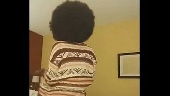 Dolgun Kıvrımlara Sahip Siyah Güzellik, Ev Yapımı Striptiz Videosunda Tahrik Ediyor