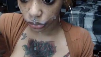 Güzel Bir Popoya Sahip Kıvrımlı Siyah Kadın, Web Kamerasında Büyük Siyah Bir Yarrağa Sakso Çekiyor