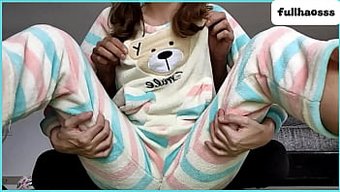 Küçük Dik Göğüsler Ve Küçük Bir Vajina Üvey Baba Tarafından El Yordamıyla Okşanıyor.