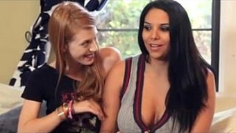 Missy Martinez, Oyun Oynarken Büyük Doğal Göğüslerini Sergiliyor