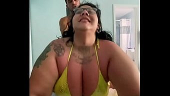 Kıvrımlı Kızlar Ve Büyük Popolarla Üçlü