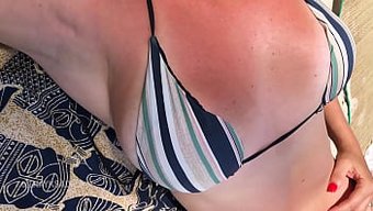 Plajda Mikro Bikinili Olgun Bir Çift