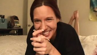 Genç Kadın Seks Oyuncaklarıyla Kendini Kamerada Tatmin Ediyor