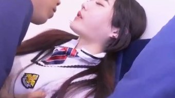 Asyalı Genç Ilk Kez Poposunu Zevk Için Paylaşıyor