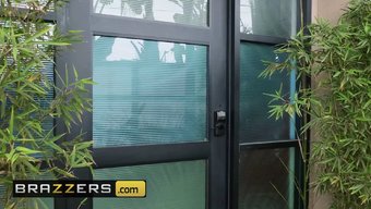 Gia Dimarco, Dolgun Kıvrımlarını Ve Iddialı Yeteneklerini Sergileyerek Katrina Jade'I Sıcak Bir Buluşmada Domine Ediyor.