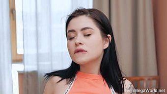 Göğüslü Bebek Skye Wood'Un Mutfakta Solo Mastürbasyon Seansı