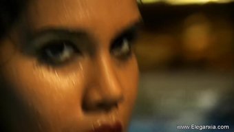 Egzotik Görünümlü Güzel Hintli Kadın Baştan Çıkarıcı Bir Şekilde Dans Ediyor.