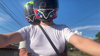 Iç Çamaşırsız Bir Müşteri Aldım, O Da Büyük Göğüslerimi Fark Etti.