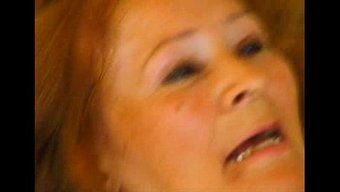 Yaşlı Kadın, Adamın Aletiyle Çıldırıyor.