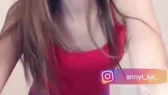 Abby'Nin Canlı Bir Bikini Içinde Baştan Çıkarıcı Hareketlerini Bigo Live'Da Izleyin
