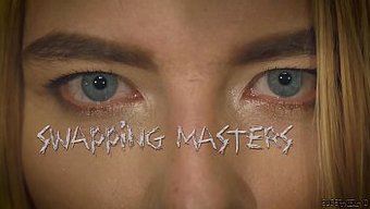 Iki Dominant Figür, Genç Bir Itaatkarı Disipline Etmek Için Acı Ve Zevk Kullanıyor