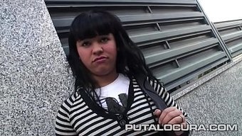 Bu Dolgun Göğüslü Genç Kızın Kıvrımlarına Hayran Kalmaya Hazır Olun.