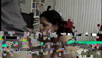 Büyük Göğüslü Latin Kadın Sakso Çekiyor Ve Boşalıyor