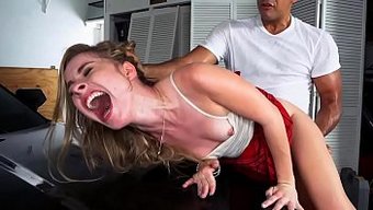 Küçük Göğüslü Minyon Bir Genç, Babasının Oto Teknisyeni Tarafından Delinir.