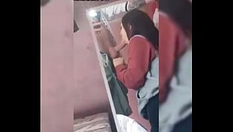 Latin Güzeli Arkadaşıyla Yaramazlık Yapıyor