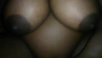 Amatör Çift, Irklararası Seks Ve Boşalma Keyfini Çıkarıyor