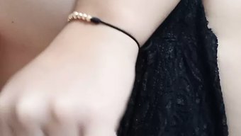Genç Kızın Klitorisini Parmakladığı Ve Vücudunu Ovuşturduğu Pov Videosu