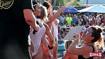 Havuz Kenarında Flaş Yapan Ve Twerk Yapan Fahişe Grubu